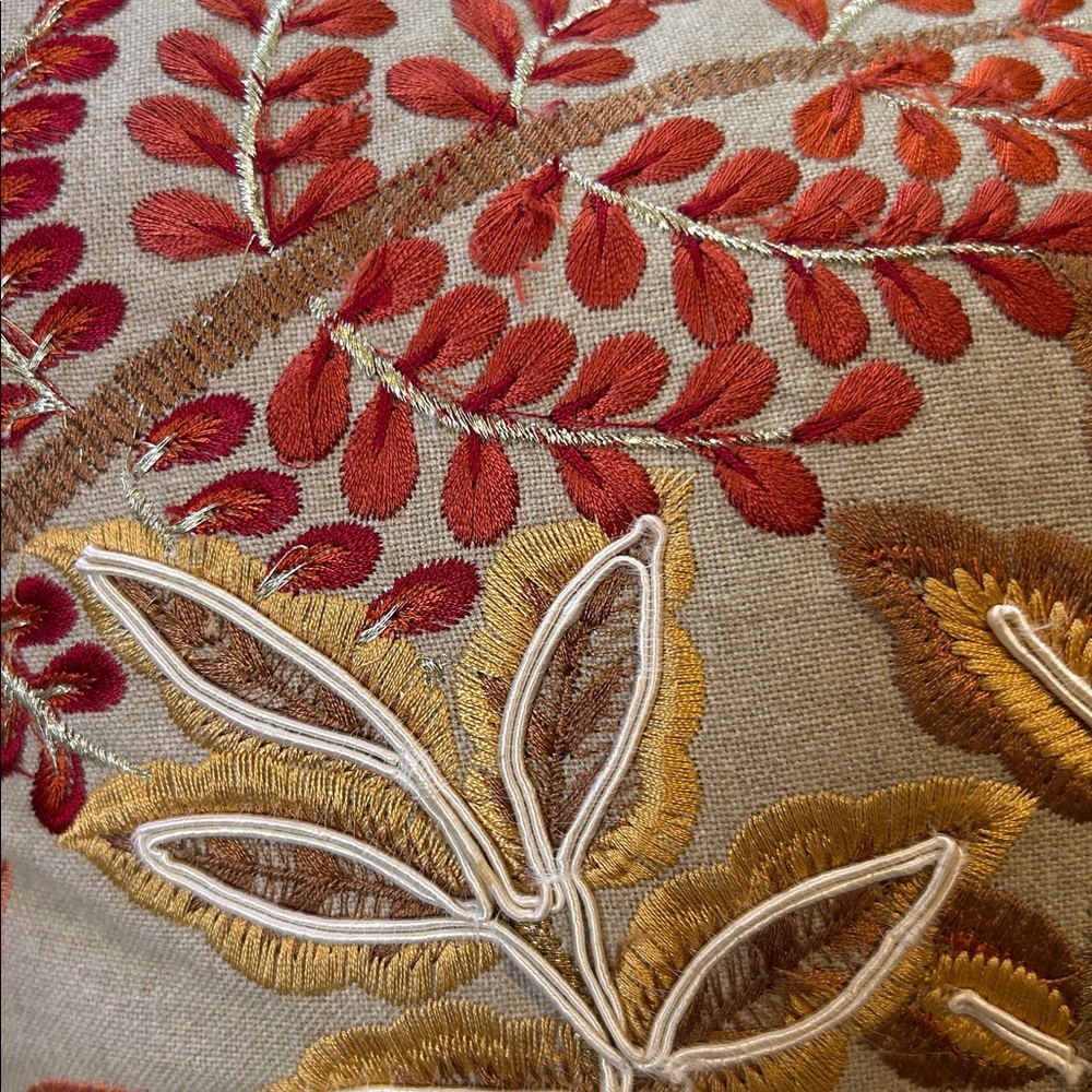 Embroidered pillow - Picture 6 of 10